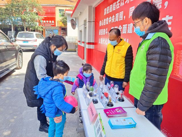 圩仔居民在宣傳攤位前駐足觀看、了解仿真毒品.jpg