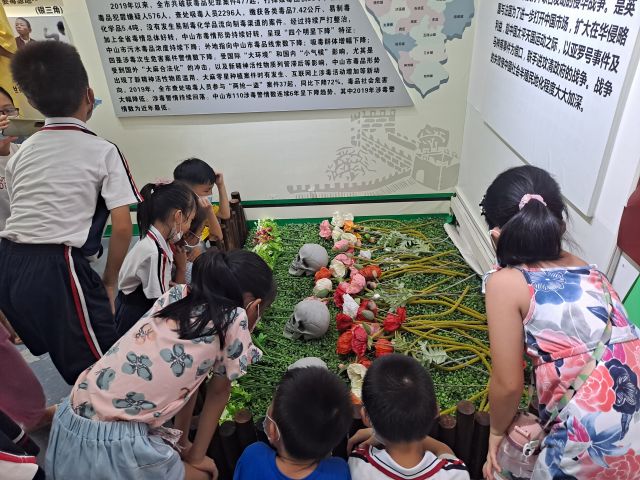 三鄉(xiāng)鎮(zhèn)開(kāi)展“拒絕毒品，你我同行“禁毒教育基地參觀活動(dòng)照片2.jpg