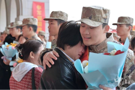 戎裝加身踏征程，中山歡送數(shù)百名新兵赴軍營(yíng)