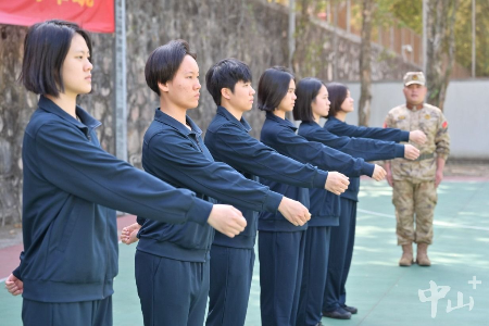 中山召開(kāi)2025年上半年女兵審批定兵會(huì)議，多名新兵光榮入伍